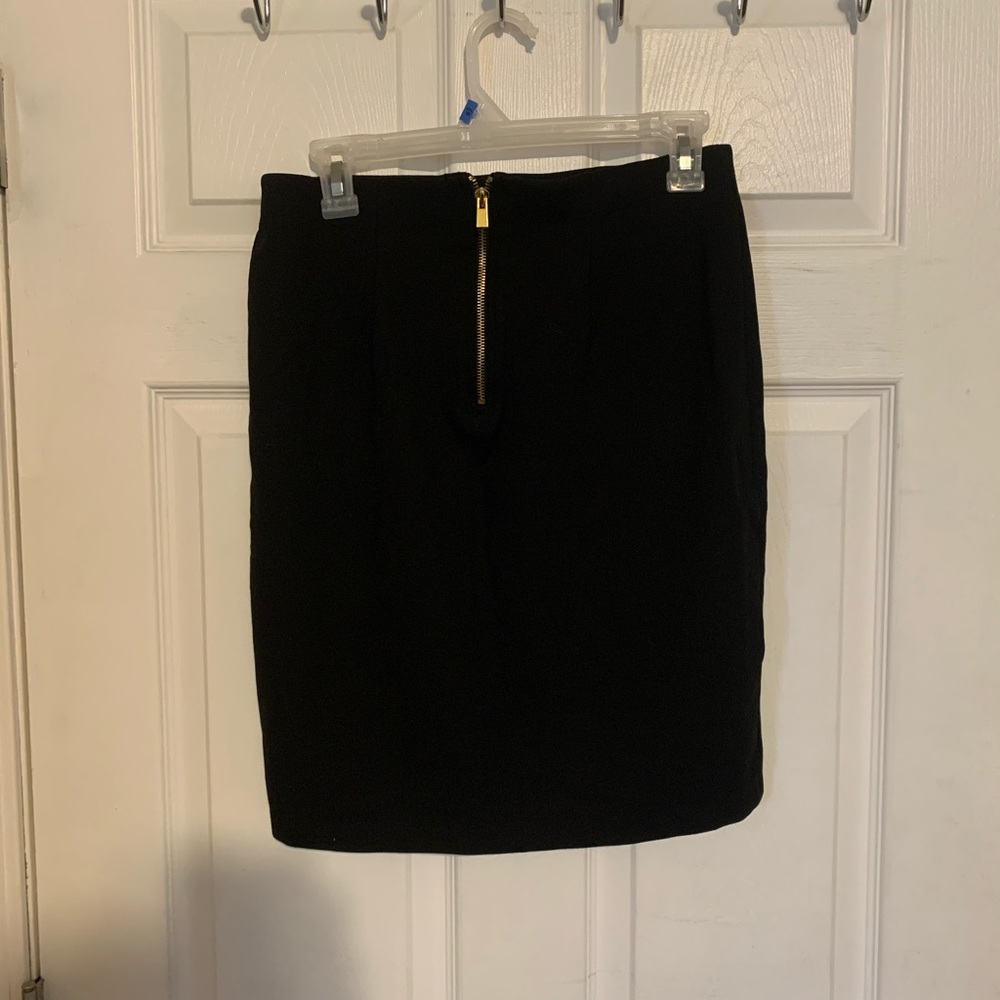 Skirt ๐ - Picture 2 of 3